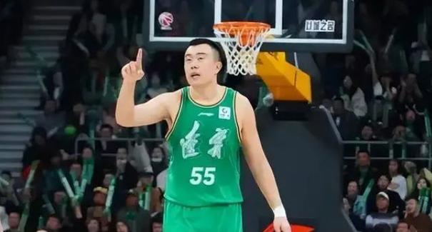 辽篮启程杭州客场之旅，韩德君伤愈归来备战广厦男篮
