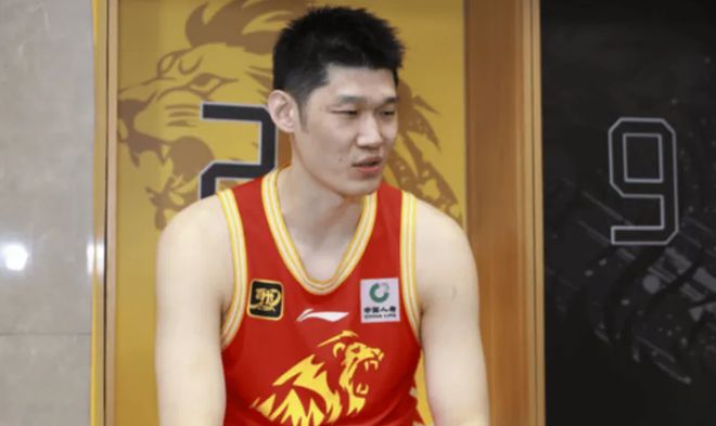 赵嘉仁伤病阴影笼罩广厦男篮，胡金秋哽咽谈队友伤情与自身伤病困扰