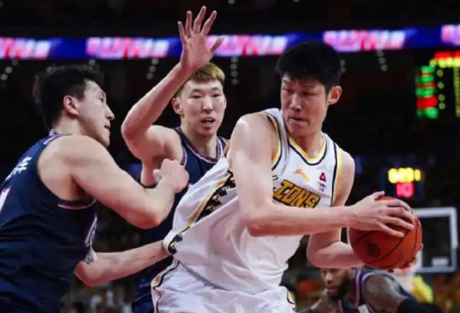 赵嘉仁伤病阴影笼罩广厦男篮，胡金秋哽咽谈队友伤情与自身伤病困扰