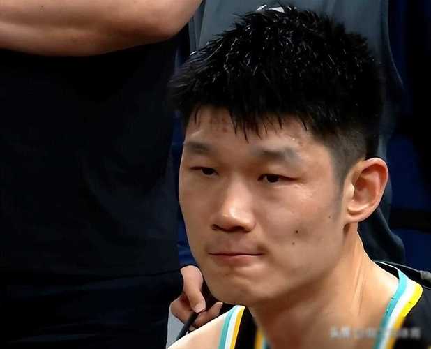 赵嘉仁伤病阴影笼罩广厦男篮，胡金秋哽咽谈队友伤情与自身伤病困扰
