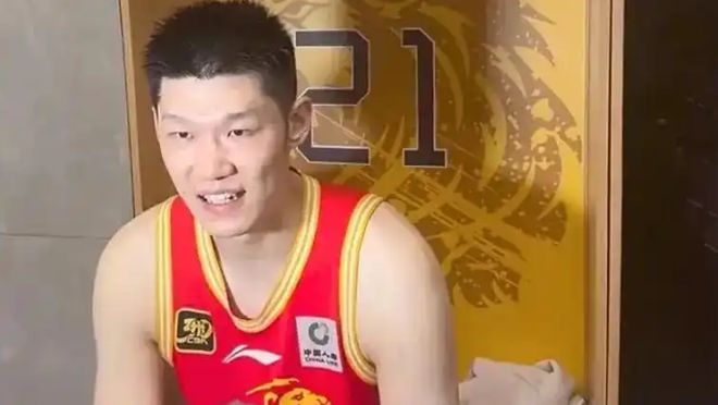赵嘉仁伤病阴影笼罩广厦男篮，胡金秋哽咽谈队友伤情与自身伤病困扰