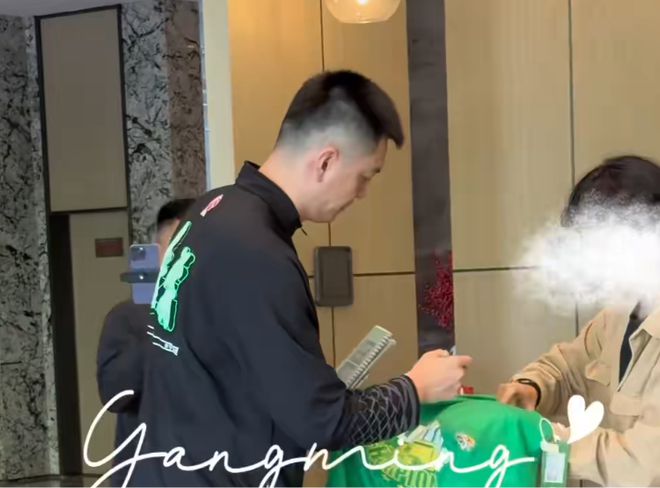 辽宁队抵达客场备战四强G1 杨鸣赵继伟暖心签名答谢球迷