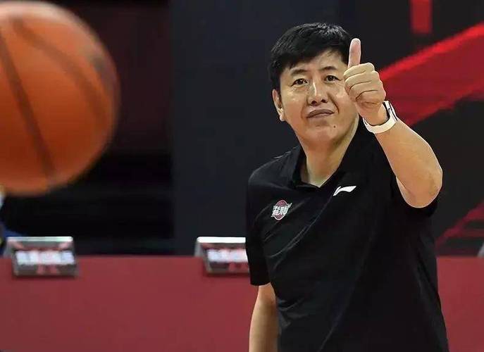 丁伟留任浙江队引热议：坚守还是摆烂？直播吧爆料下赛季教练安排