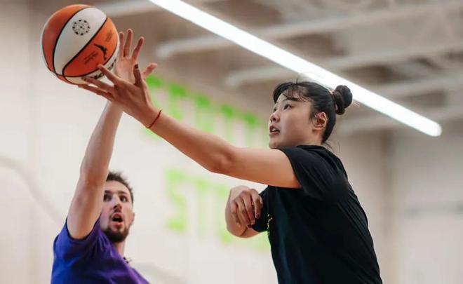 宫鲁鸣提出女篮新要求：爱国第一，万次投篮计划重塑团队精神