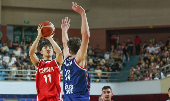 中国男篮青年队表现差异解析：U19三连胜夺冠，U16欧洲拉练三胜三负
