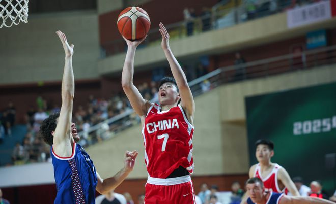 中国男篮青年队表现差异解析：U19三连胜夺冠，U16欧洲拉练三胜三负