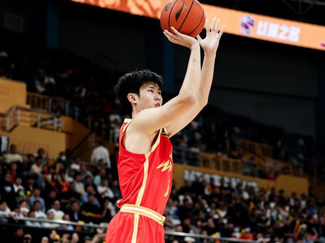 浙江广厦再遭伤病魔咒！赵嘉仁颅内骨裂赛季报销，争冠之路蒙阴影