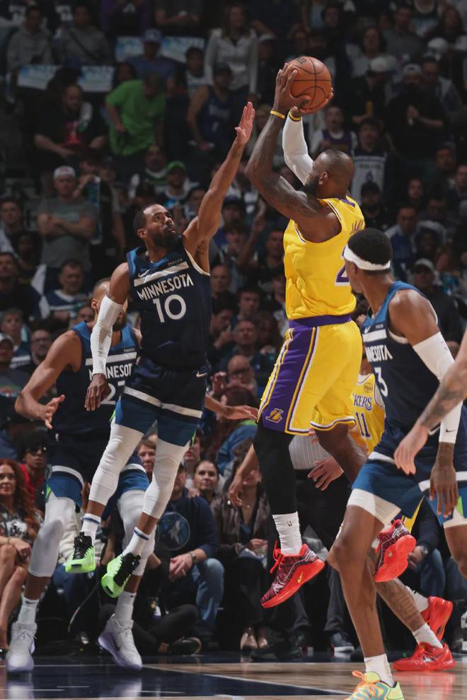 NBA季后赛G3前瞻：森林狼主场迎战湖人，1比1后湖人G3十连胜纪录能否延续？