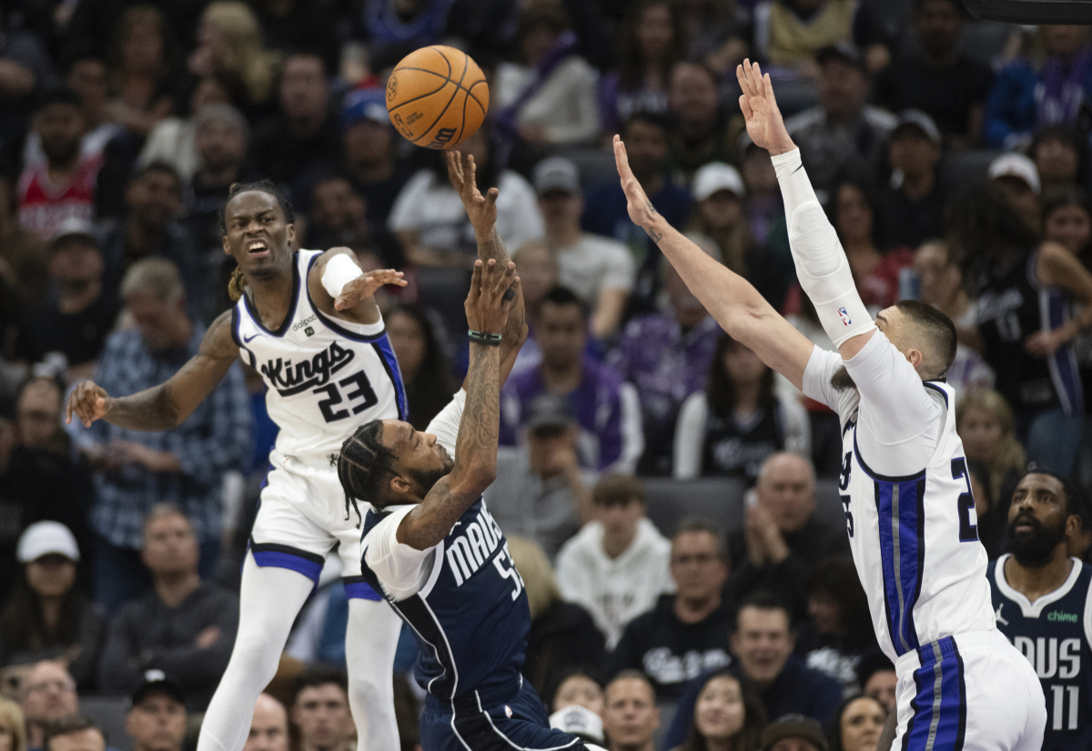 NBA季后赛：雄鹿队主场大胜步行者队，关键内线攻防扭转战局