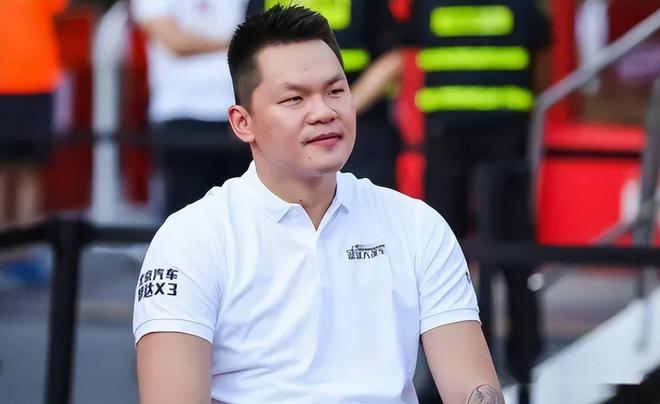 CBA季后赛广东男篮止步八强，黄荣奇续约概率大，球队面临重建挑战