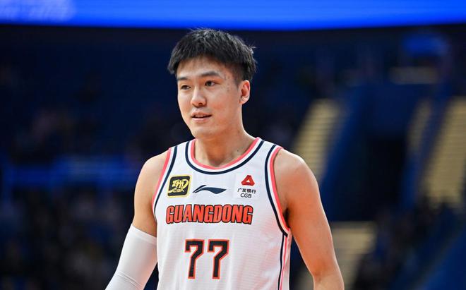 CBA季后赛广东男篮止步八强，黄荣奇续约概率大，球队面临重建挑战