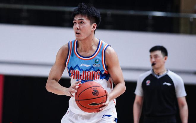 CBA季后赛广东男篮止步八强，黄荣奇续约概率大，球队面临重建挑战