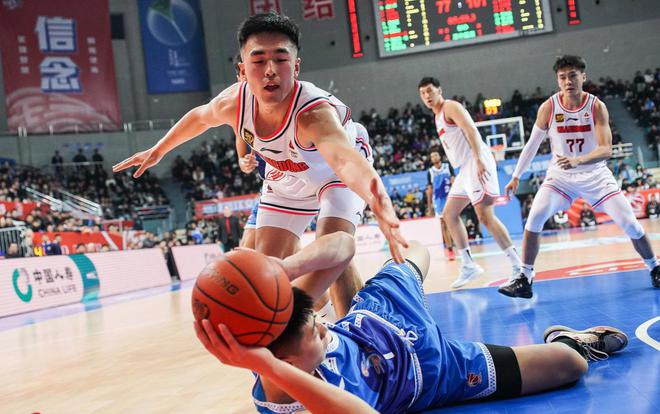 CBA季后赛广东男篮止步八强，黄荣奇续约概率大，球队面临重建挑战