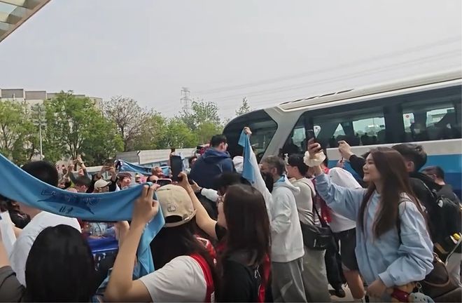 北京男篮启程太原备战四强赛，曾凡博恢复良好获球迷热情送行