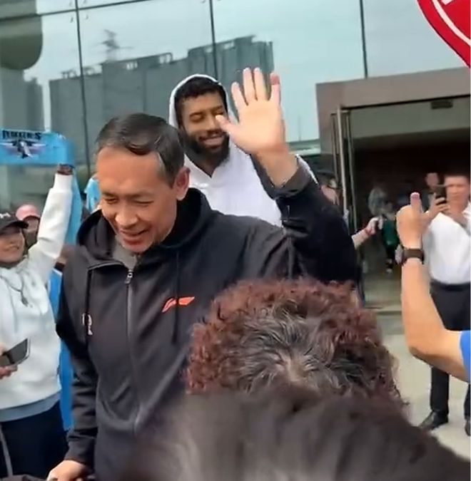 北京男篮启程太原备战四强赛，曾凡博恢复良好获球迷热情送行