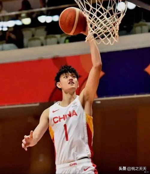北京男篮启程太原备战四强赛，曾凡博恢复良好获球迷热情送行