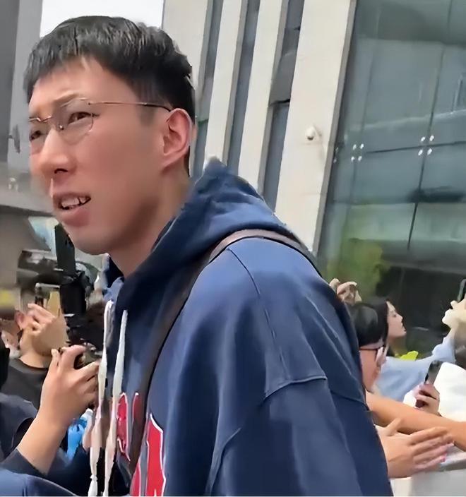 北京男篮启程太原备战四强赛，曾凡博恢复良好获球迷热情送行