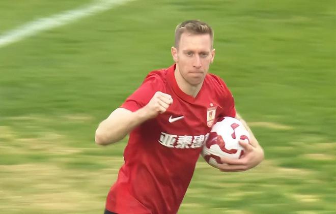 长春亚泰1-2负成都蓉城遭遇三连败 菜地球场成比赛焦点