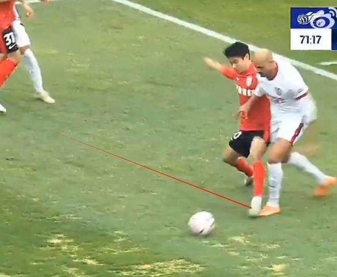 长春亚泰1-2负成都蓉城遭遇三连败 菜地球场成比赛焦点