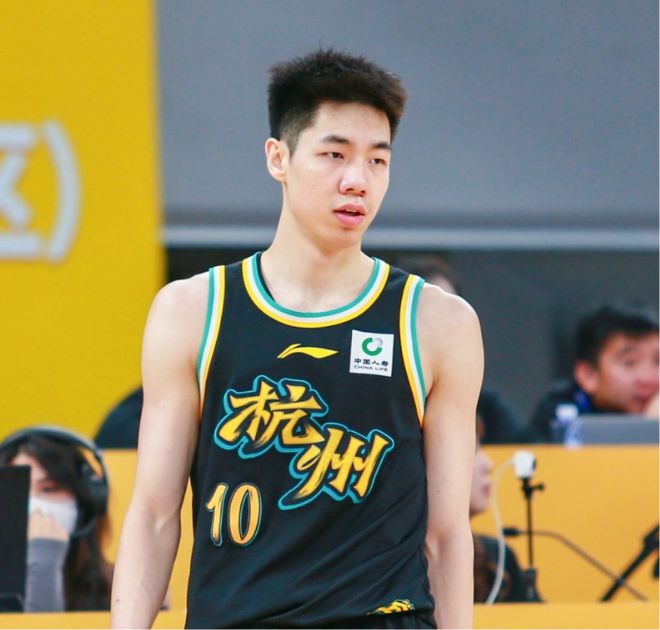 2025年CBA四强赛：广厦半场59-37狂胜辽宁，孙铭徽朱俊龙领衔多点开花