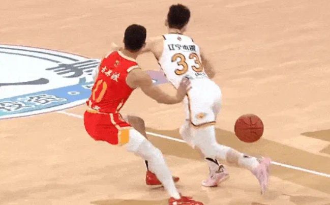 辽宁男篮客场惨败广厦男篮0-1落后，首节失误频频三分7中1