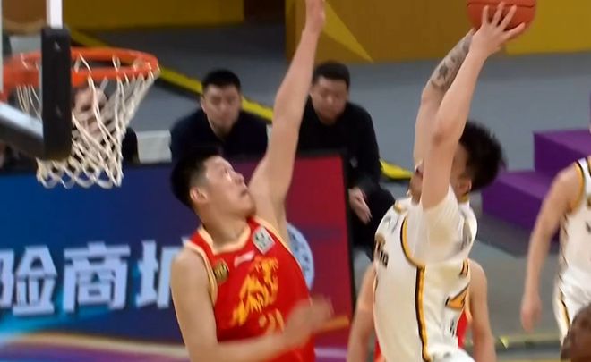 辽宁男篮客场惨败广厦男篮0-1落后，首节失误频频三分7中1