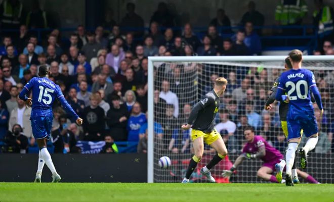 英超第34轮切尔西1-0埃弗顿，杰克逊破门终结13场球荒，蓝军暂升至第四