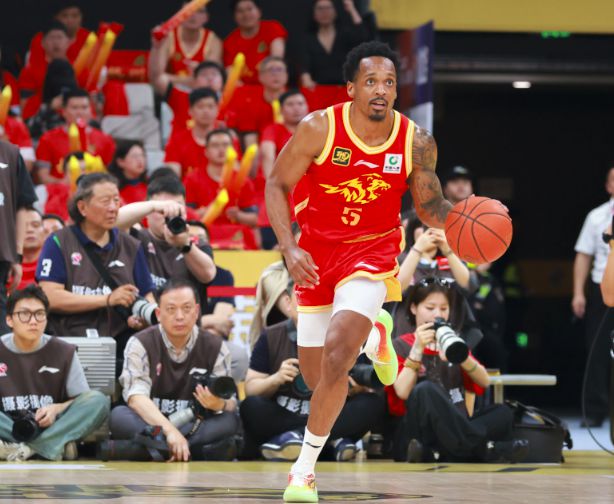 CBA半决赛广厦大胜辽宁22分 赵继伟低迷半场0分 广厦1-0领先