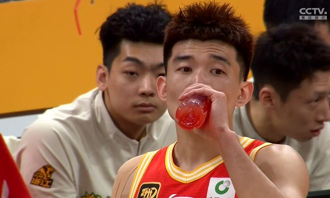 广厦男篮主场109-90大胜辽宁男篮，王博带队压制卫冕冠军，胡金秋15分5篮板