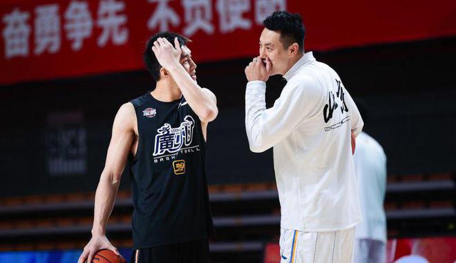 郭艾伦转会广州后伤病缠身，单场40分仍显外援级实力
