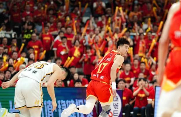 CBA季后赛半决赛：浙江广厦主场109-90大胜辽宁，孙铭徽崴脚伤退