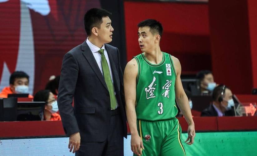 辽宁男篮半决赛首战失利，杨鸣反思球队表现与挑战