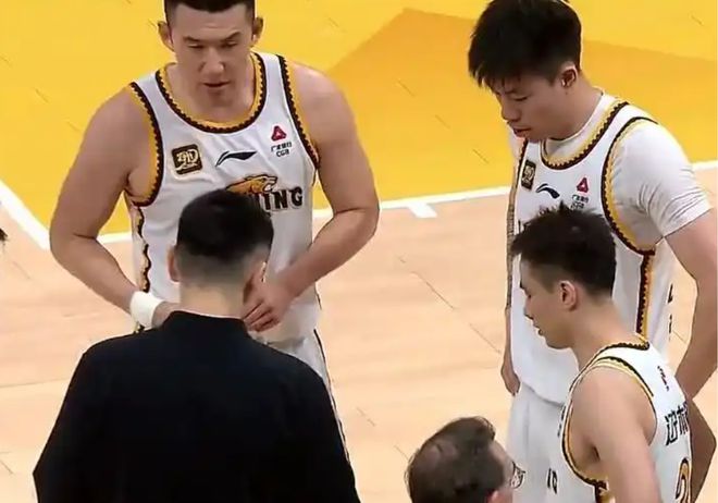 CBA季后赛半决赛G1：广厦主场109-90大胜辽宁，杨鸣战术失误导致辽宁防守崩溃