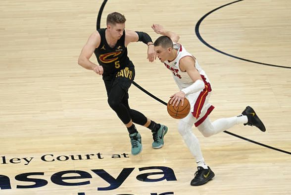 克里夫兰骑士大胜迈阿密热火124-87 3-0领先优势明显
