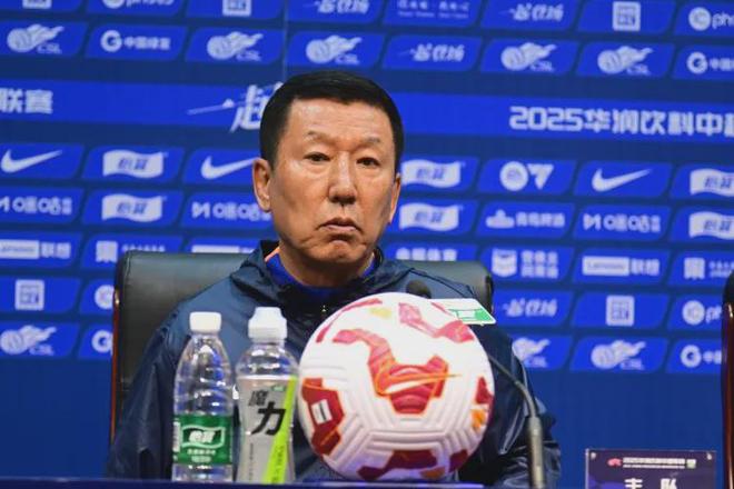 山东泰山0-1上海申花遭遇连败，崔康熙疑似不满裁判吹罚引发争议