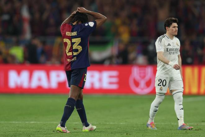 巴萨3-2力克皇马加冕国王杯第32冠 姆巴佩任意球破门难救主