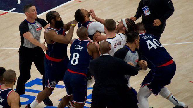 NBA季后赛G4：哈登与约基奇爆发冲突，快船掘金上演火爆对决