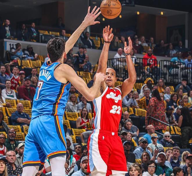 NBA季后赛：雷霆vs灰熊G4战况激烈 莫兰特缺阵灰熊残阵难敌雷霆
