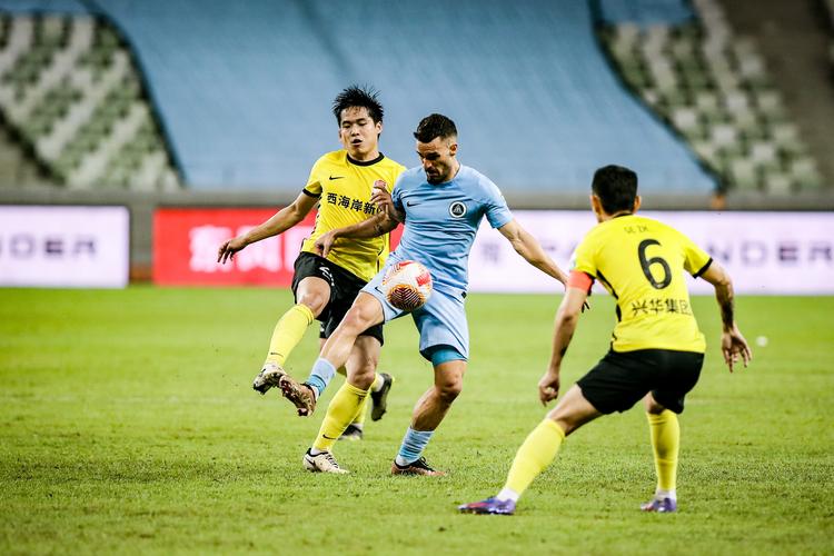 大连英博1-1战平深圳新鹏城，保级关键战遗憾丢分，裁判执法引争议