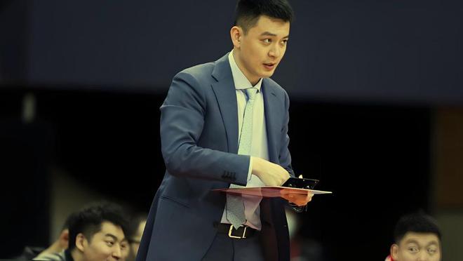 辽篮CBA半决赛首战溃败原因分析：杨鸣主动担责战术应变不足
