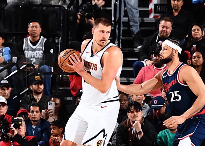 NBA季后赛西部焦点战：快船vs掘金G4前瞻，约基奇与主帅争执后球队氛围紧张