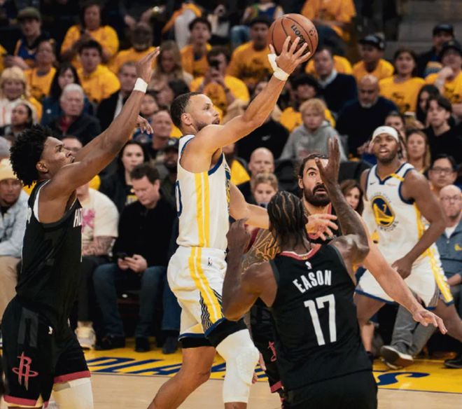 NBA季后赛：库里爆发助勇士逆转火箭，火箭年轻球员防守不力