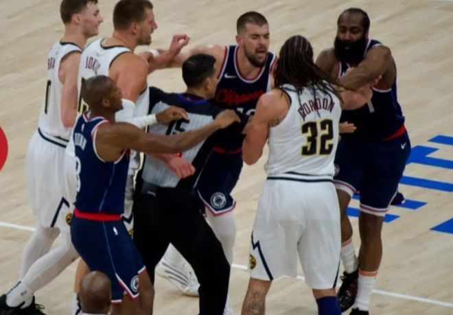 NBA季后赛快船VS掘金：极致6人轮换掘金险胜 冲突不断比赛激烈
