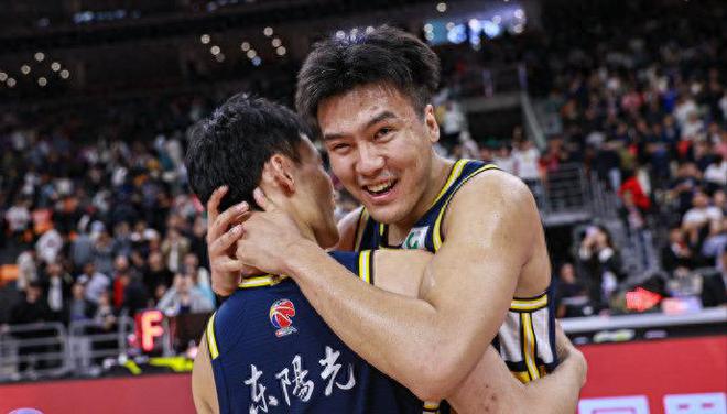 黄荣奇合同到期广东男篮赛季结束，任骏飞与黄荣奇去留引关注
