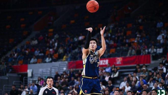 黄荣奇合同到期广东男篮赛季结束，任骏飞与黄荣奇去留引关注
