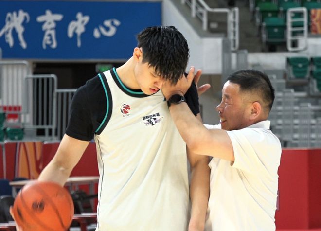 北京VS山西四强首战前瞻：周琦换护目镜出战成疑，曾凡博带伤作战状态回升