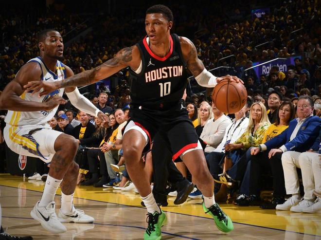 NBA季后赛勇士逆转火箭2-1领先 库里36分率队大逆转展现巨星风采