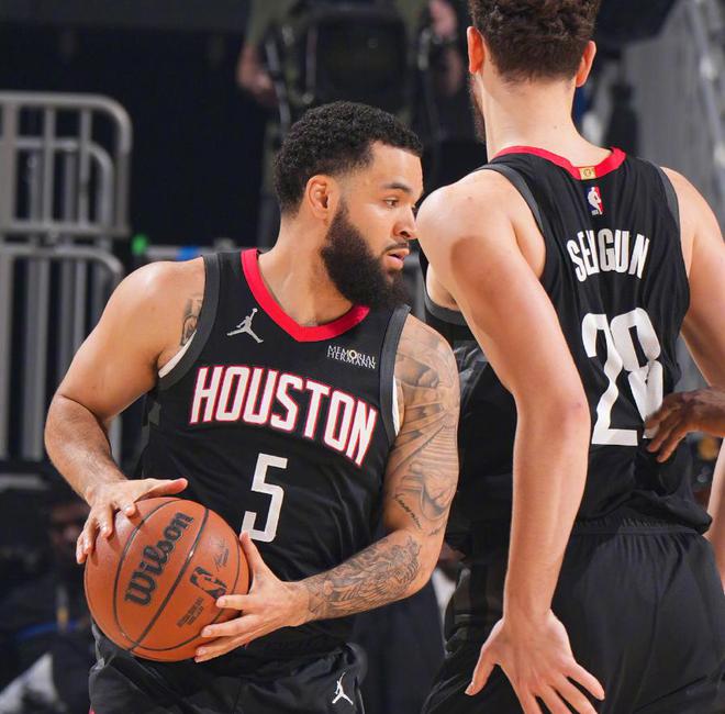 NBA季后赛勇士逆转火箭2-1领先 库里36分率队大逆转展现巨星风采