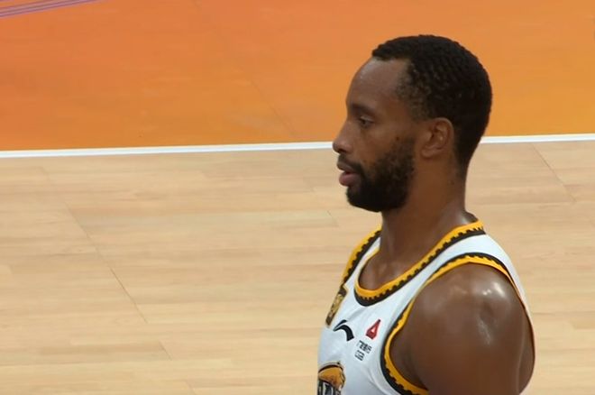 CBA 半决赛：广厦队主场 1-0 领先辽宁队，赛前不被看好却大获全胜