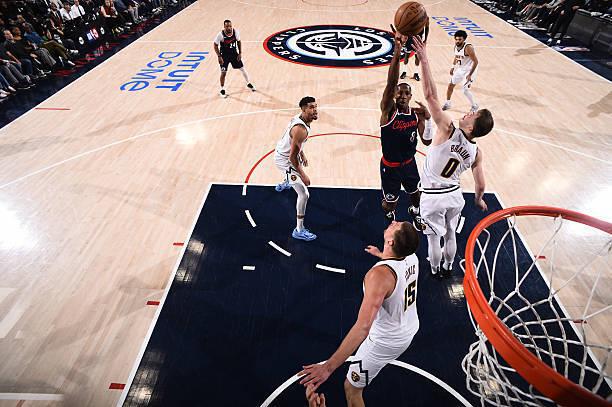 NBA 季后赛掘金险胜快船扳平总比分，克里斯 - 邓恩表现不佳